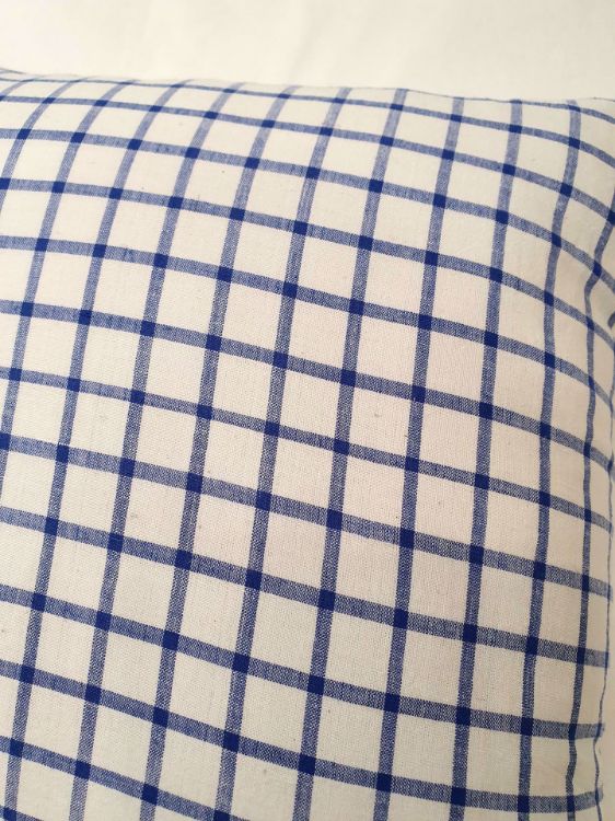 Cojín cuadrado blanco cuadros azules "Blue shirt checks". Le petit lucas du Tertre